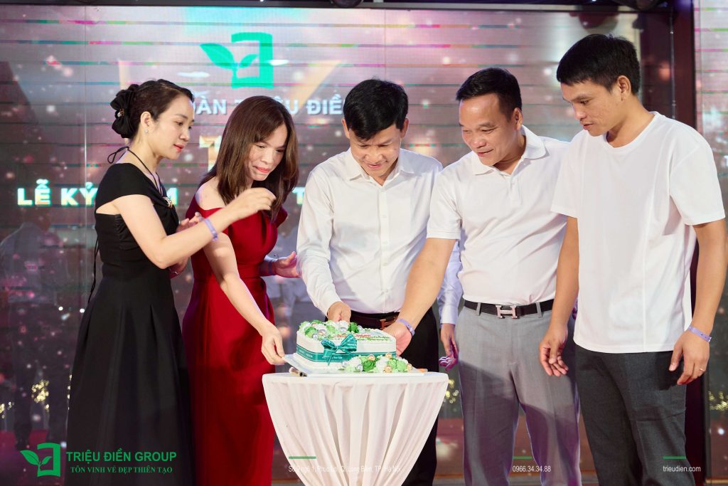 Kỷ Niệm 10 Năm Thành Lập Triệu Điền Group | Hành trình khởi đầu từ đam mê và thử thách 12 Ban lãnh đạo Triệu Điền Group cắt bánh mừng kỷ niệm 10 năm thành lập