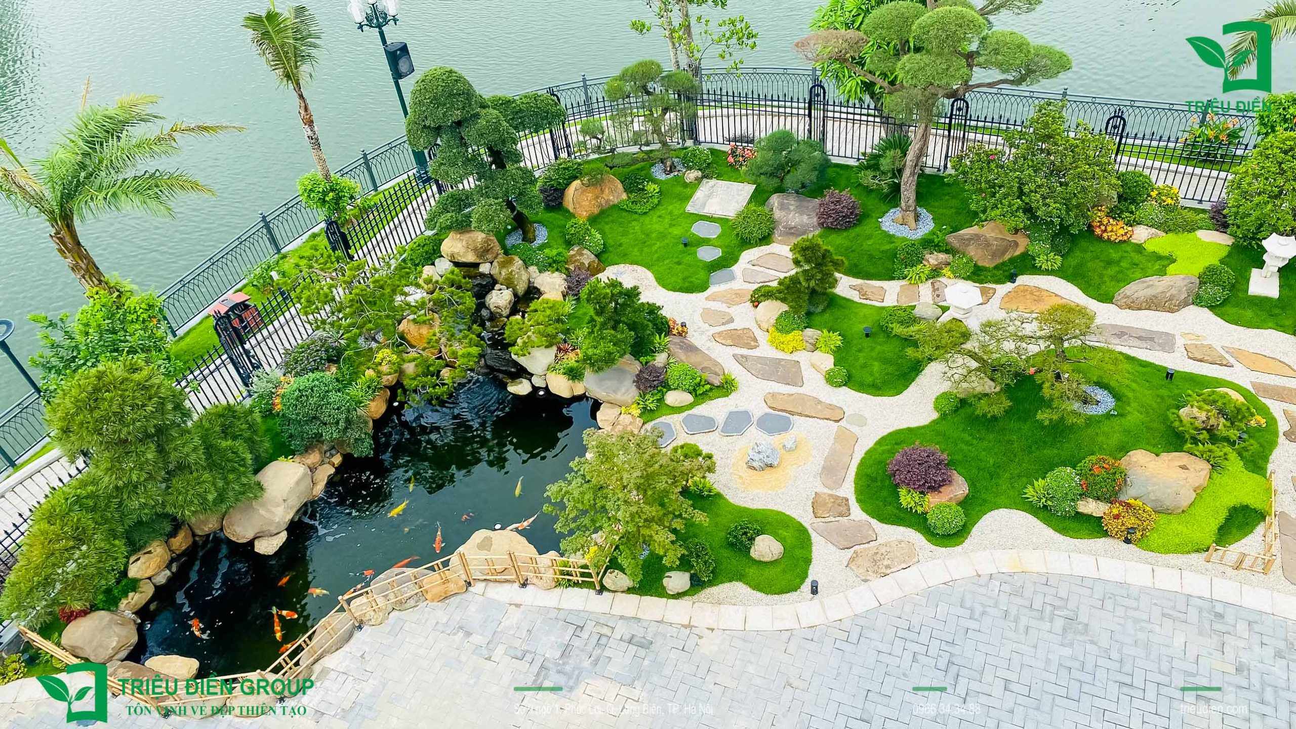 50+ Mẫu Thi Công Sân Vườn Đẹp – Tối Ưu Chi Phí, Dẫn Đầu Xu Hướng 2025 8 Thi công sân vườn phong cách Nhật tại Vinhomes Riverside. Hồ cá Koi, đá cuội, tùng la hán và lối dạo thi