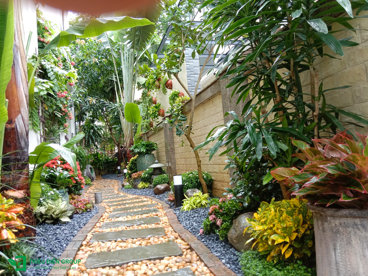 Tiểu cảnh sân vườn trước nhà đẹp – Giải pháp tạo điểm nhấn cho không gian sống 7 Tiểu cảnh sân vườn trước nhà đẹp – Giải pháp tạo điểm nhấn cho không gian sống